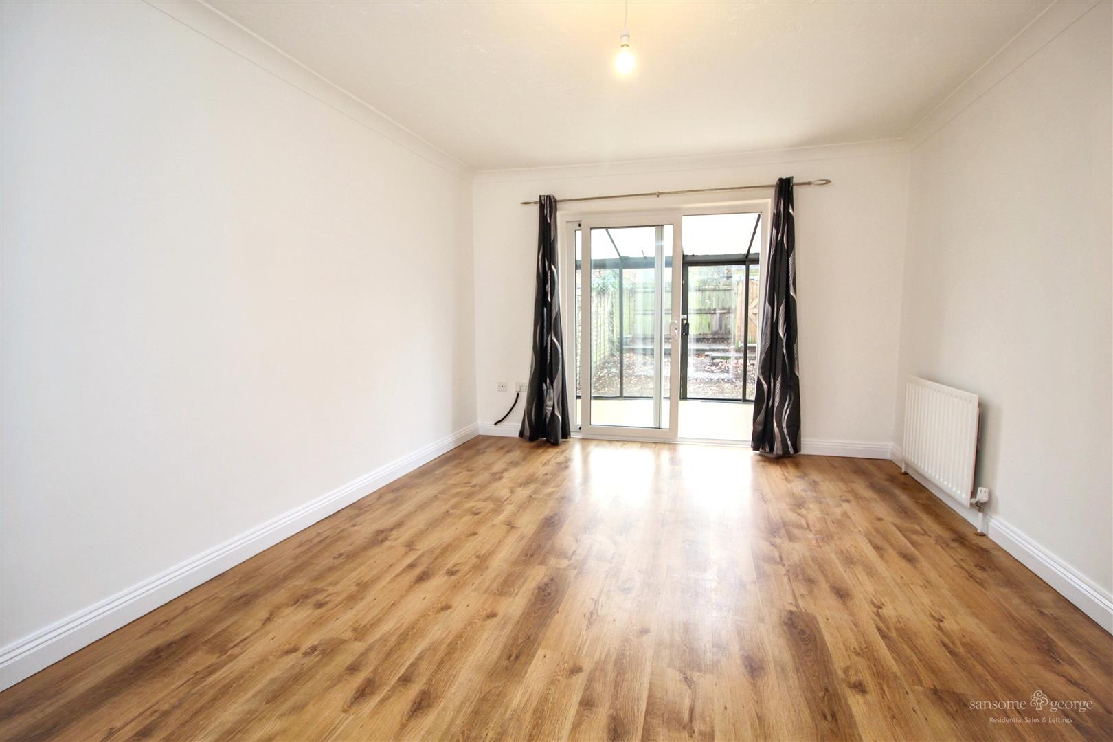 2 bed property in Horseshoe Crescent, Reading